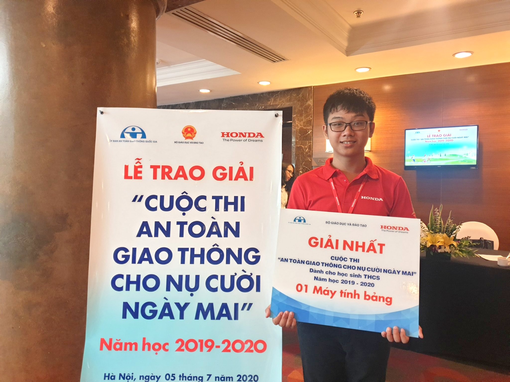 Lần đầu tiên trường THPT chuyên Nguyễn Trãi có giải nhất trong cuộc thi “An toàn giao thông cho nụ cười ngày mai”, 7/2020